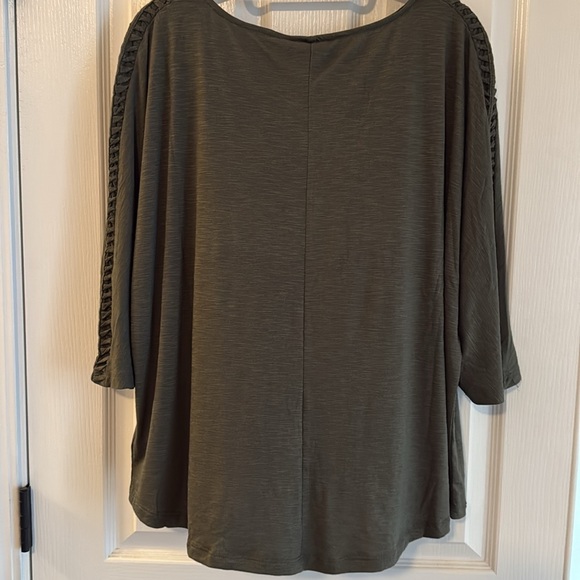 Cable & Gauge scoop neck flowy top - Picture 5 of 6